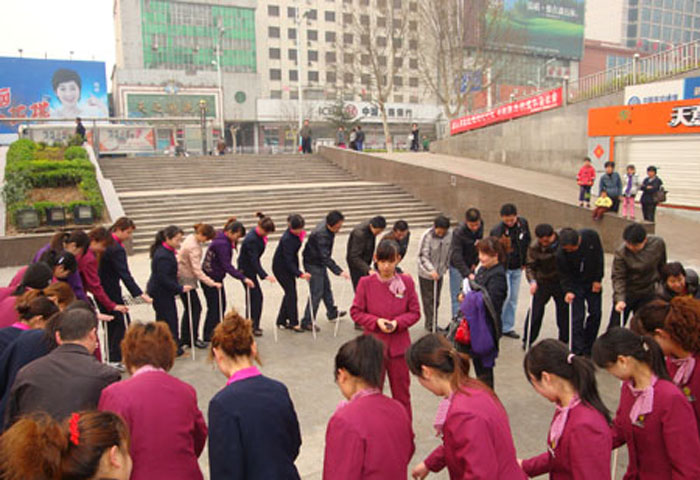 新世紀服裝商場晨會活動“不倒森林”比賽圓滿結束