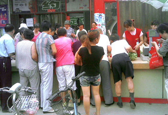 超市公司建設路店“西瓜節”火爆開幕