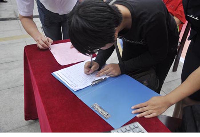 溫暖舟曲，衣衣傳情捐贈儀式