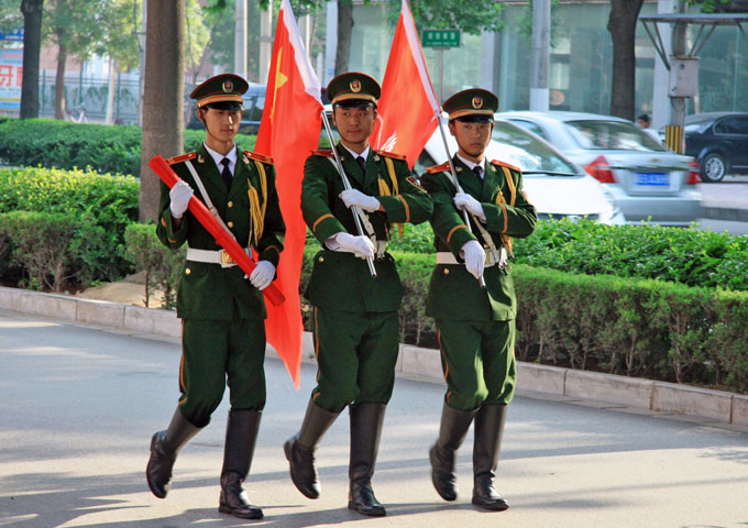 風雨同舟十三載，今日同傳一面旗——“同傳一面旗 共愛一個家”司旗傳遞至新光菜市場