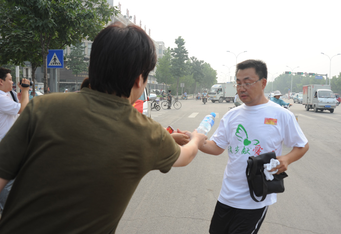 徒步獻愛心 大手拉小手——大型公益捐贈活動成功舉辦