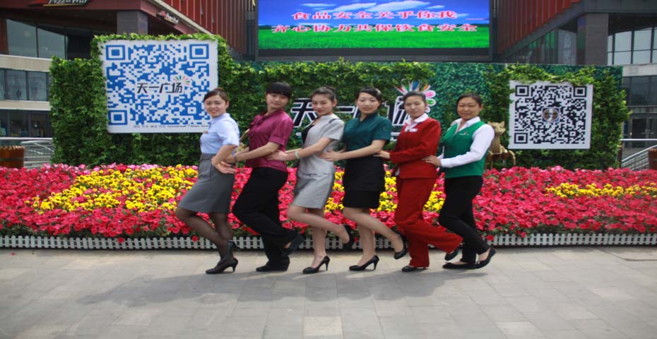 天一店各事業(yè)部員工代表為技能明星做宣傳。